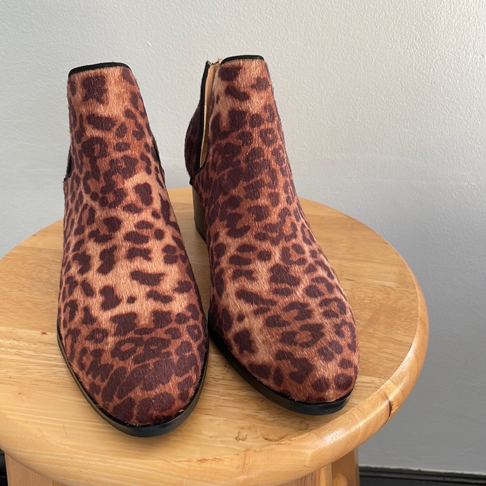 Booties size 8.5 M by New Directions